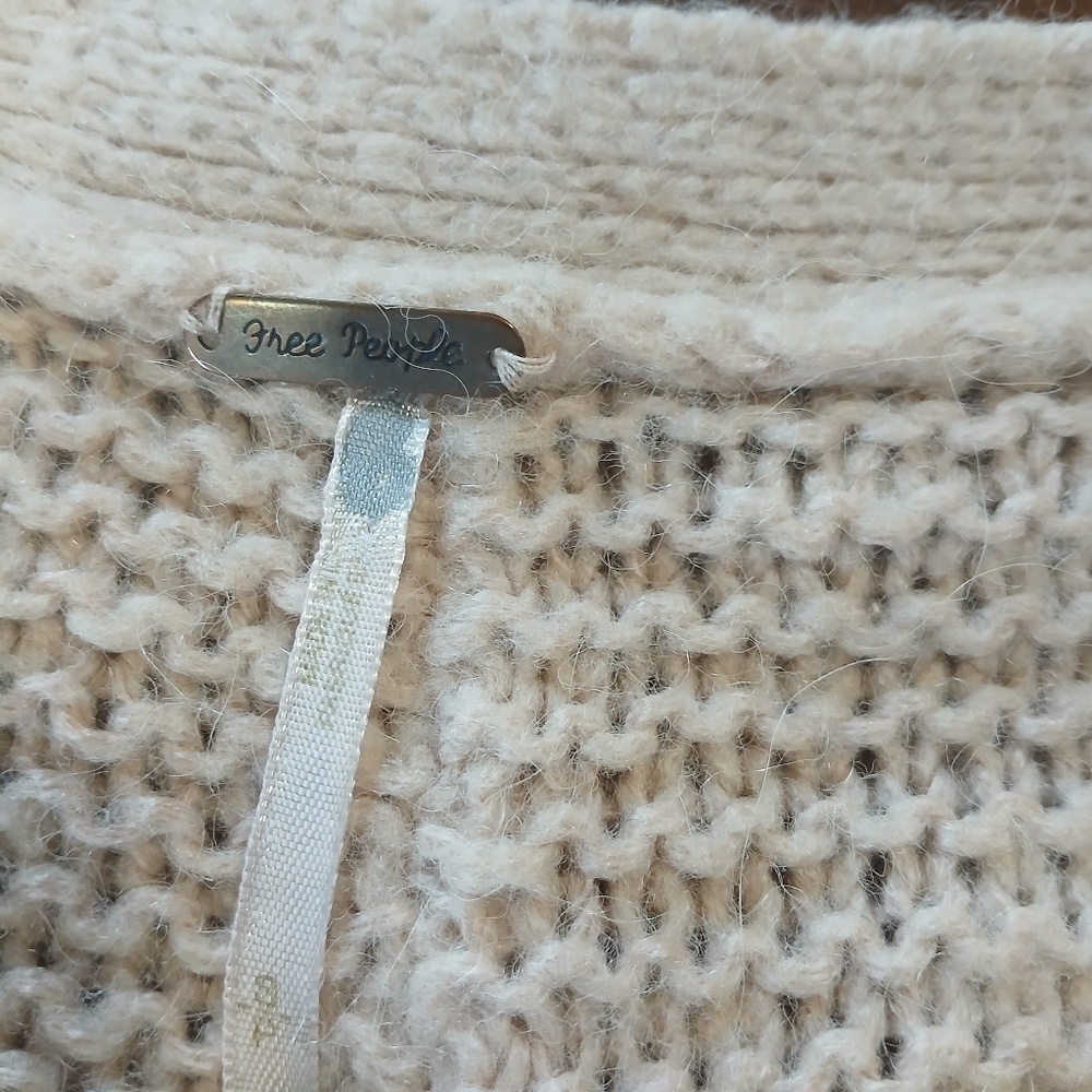Free people oversized v neck cozy sweater, small size cream color, pre-owned - Picture 2 of 4